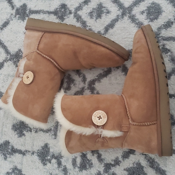 UGG Women's Bailey Button II Boot chestnut brown - Picture 2 of 8